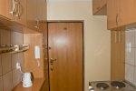 Widok z pokoju na korytarz - kuchnię