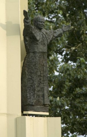 Figura na pomniku Matki Boskiej