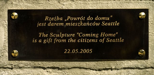 Tabliczka informacyjna przy rzeźbie ''Powrót do domu''