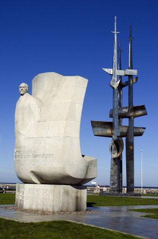Rzeźba '''Maszty''' i pomnik Josepha Conrada