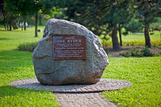 Kamień na skwerze Sue Ryder