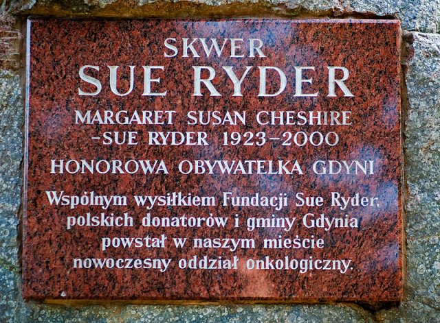 Kamień na skwerze Sue Ryder