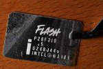 Intel P28F010 - oderwany napis pod nakleją (obraz jest odbiciem lustrzanym)